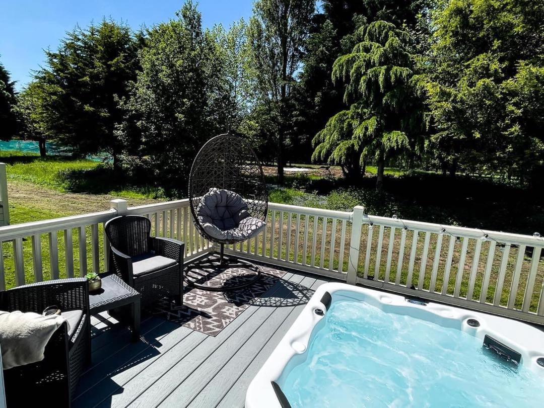Lucas Lodge With Hot Tub Barmby on the Moor Εξωτερικό φωτογραφία